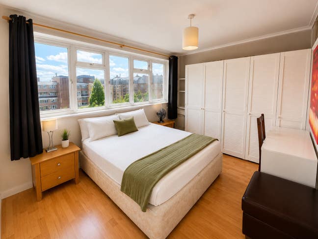 Spacious double Bedroom in Kensington Olympia. Main Photo