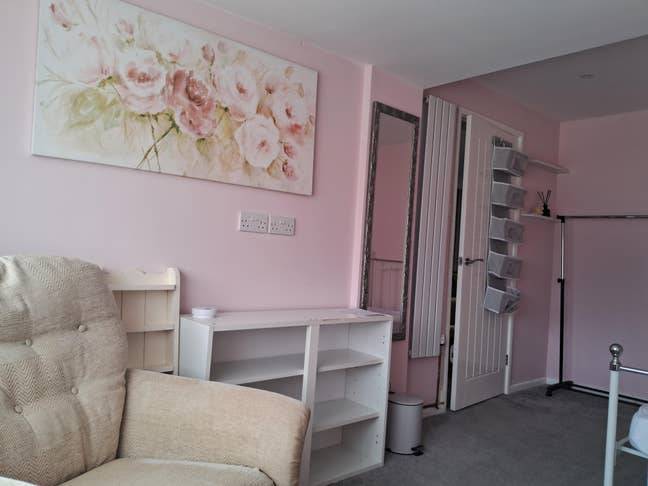 Spacious furnished single room with desk Main Photo