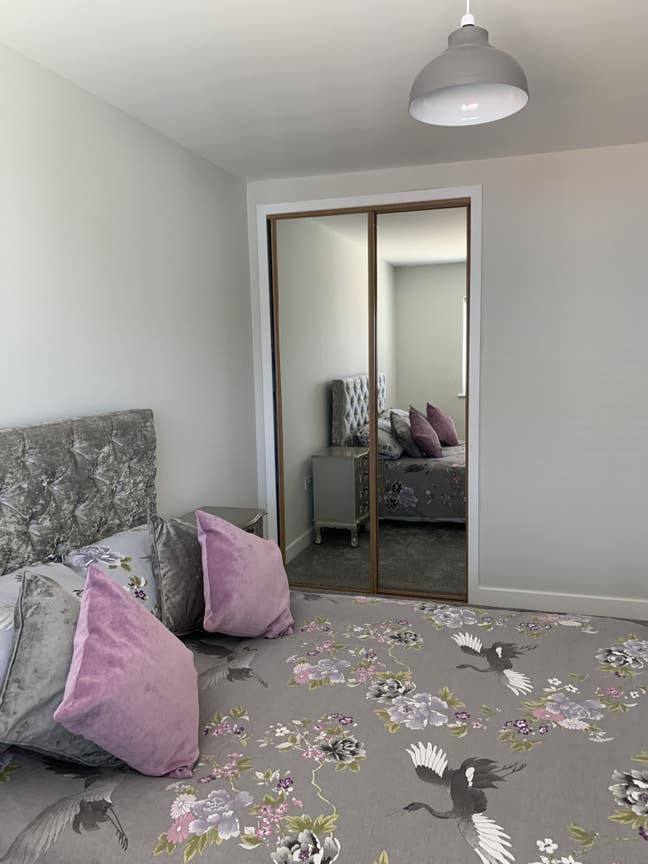 Large Double Room with En Suite Main Photo