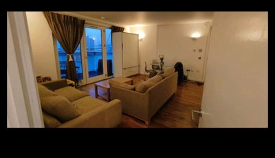 Room in a 2 bed Main Photo