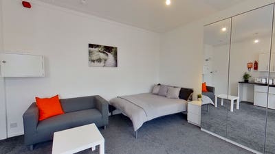 Double XLarge Bedsit next to Salford Royal🏥 Main Photo
