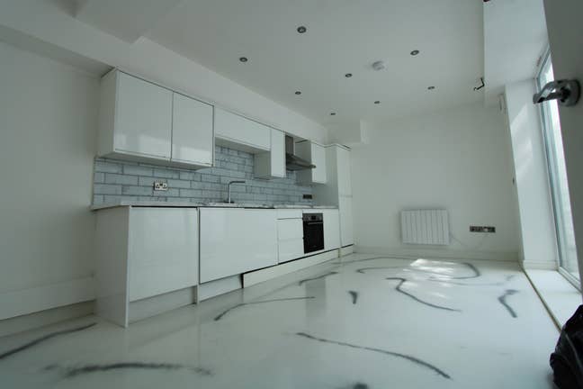 Modern 1-Bed basement Flat with patio in Streatham Main Photo