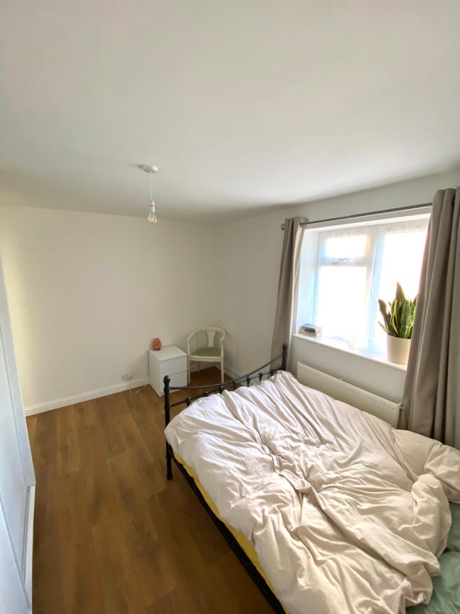 Newly refurbished large room in lovely apartment  Main Photo
