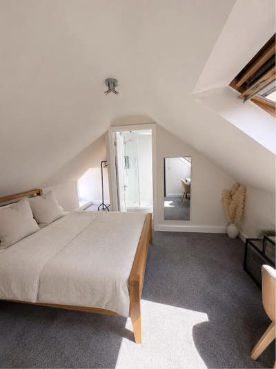 Bright Double Loft Room with Private En-Suite Main Photo