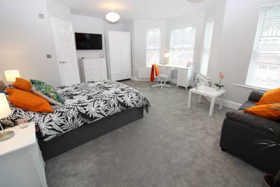 Large en-suite room near Capability Gn & airport Main Photo