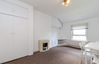 Fab Two Bed Top Floor Flat in Period House Main Photo