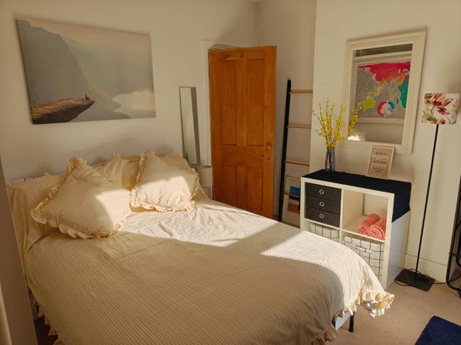 Comfy, sunny dble room quiet residential street  Main Photo