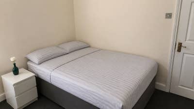 Big Room - bills included- 8 min walk from station Main Photo