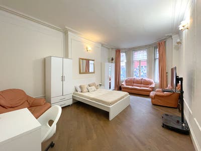 1 Xl Bedroom or Huge En-Suote Ready Soon ! Main Photo