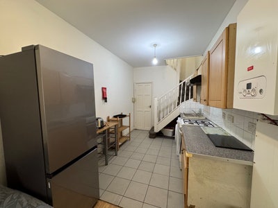 2-bed flat (2-BHK) in Hounslow West. Near shops  Main Photo