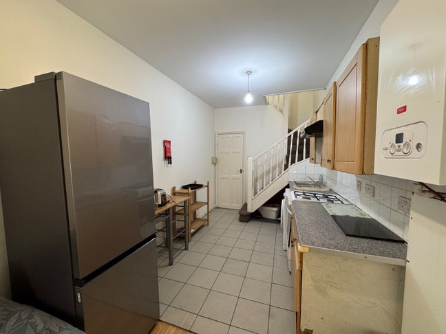 2-bed flat (2-BHK) in Hounslow West. Near shops  Main Photo