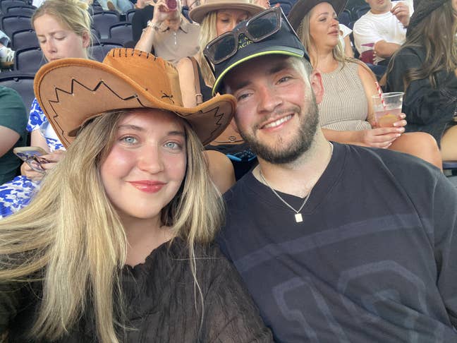 Friendly couple looking for like-minded houseshare Main Photo