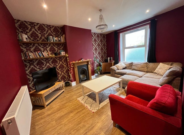 Room Available in Bedminster Home w Garden Main Photo