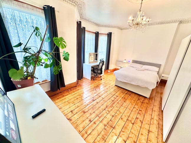 Double Rooms Available Now in Prime Parsons Green Main Photo