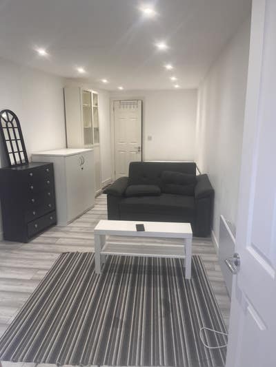 Modern Self-Contained Studio to Rent Main Photo