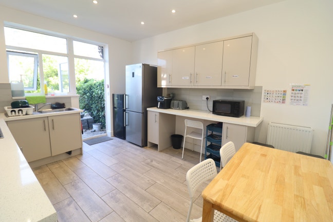 Stunning Room - Best Price - SM4 Morden  Main Photo