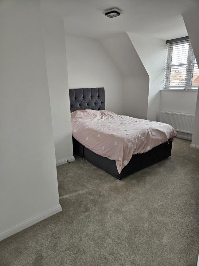 Room in a family House Main Photo