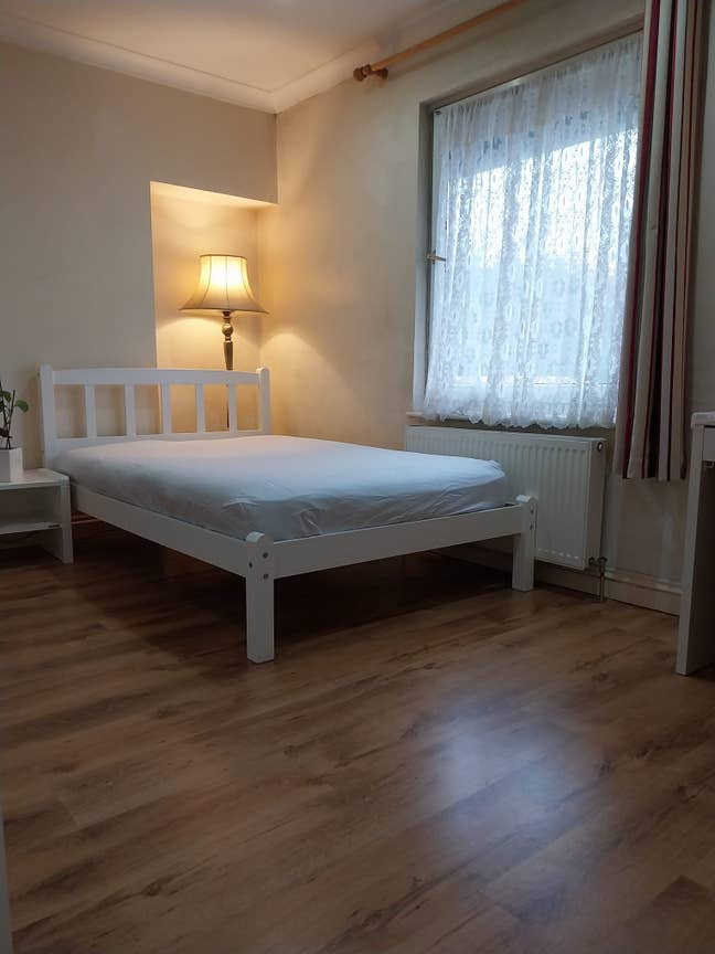 Short term let,12mins walk to Raynes Park Station Main Photo