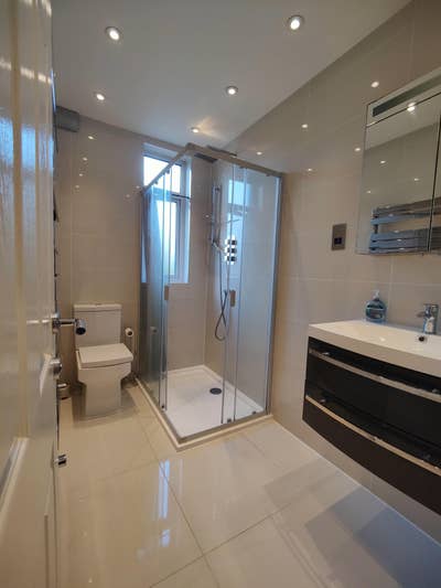 Luxury semi-ensuite (share bathroom with one perso Main Photo