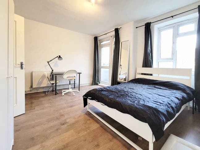 Large Double Bedroom with Balcony- Friendly Flat!  Main Photo