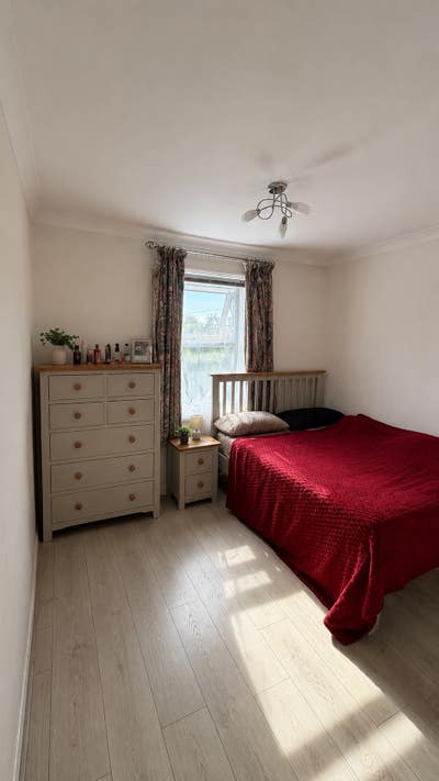 1 spacious bedroom in Mile End Main Photo