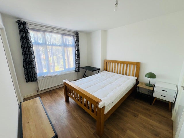 Large Ensuite Room Plus Extra Room Main Photo