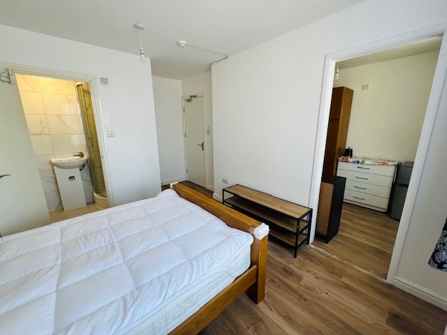 Large Ensuite Room Plus Extra Room Main Photo