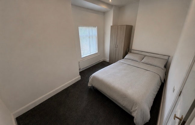 Single and double room available in oldbury Main Photo