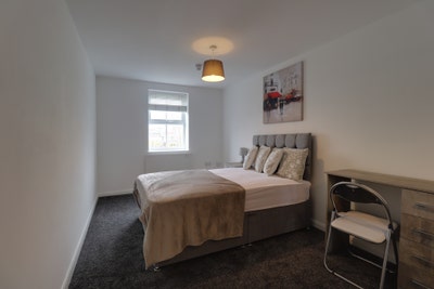 V Large Double Ensuite by Train Station Bills In Main Photo