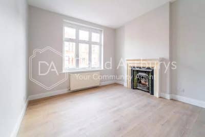 2 Beautiful Rooms Available in Wood Wood Green Main Photo