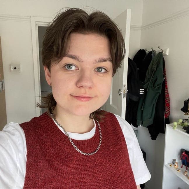 24yo professional seeking central/east room Main Photo