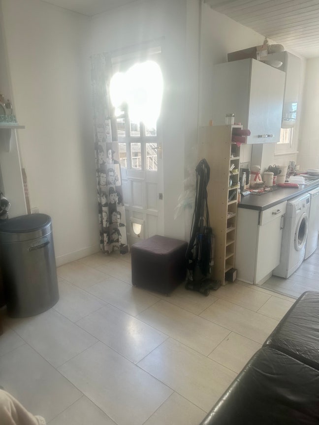 Centrally located flat in Leigh on Sea Main Photo