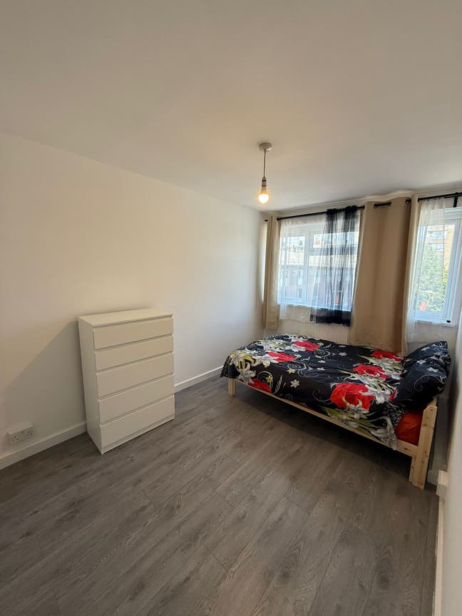 Double Room Available – E14   Main Photo