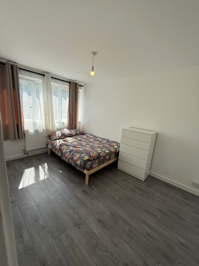 | Single & Double Rooms Available – E14  |  Main Photo