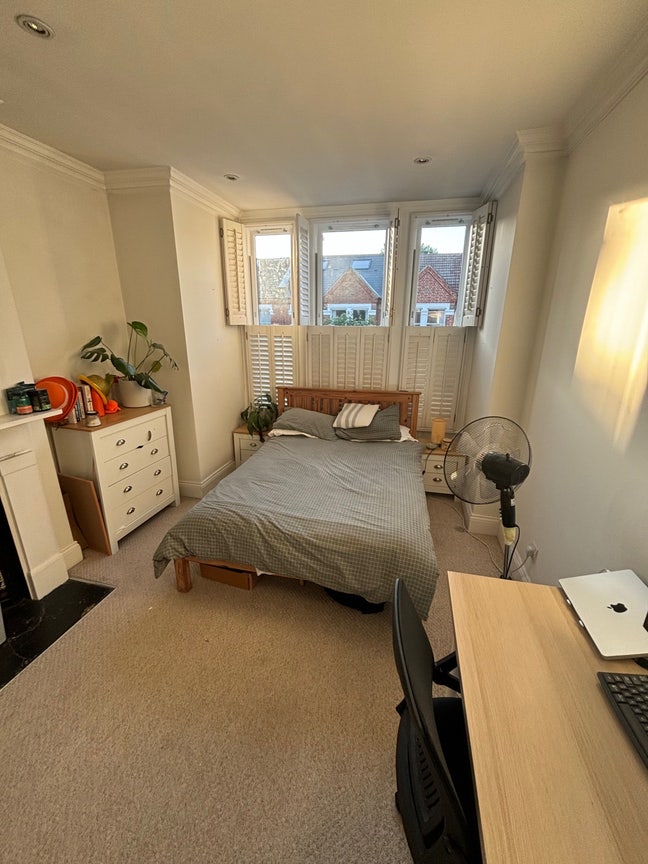 Earslfield double bed Main Photo