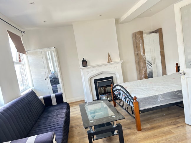 Beautiful Furnished Rooms in Romford Main Photo