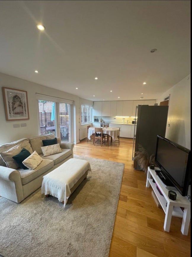 Lovely double room available in Balham Main Photo