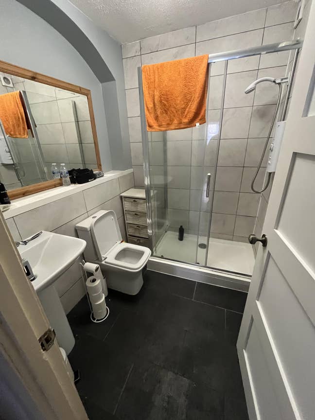 Fringe Double Room Available in Leith Main Photo