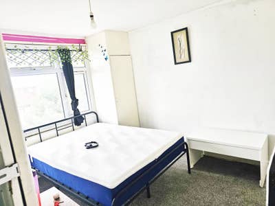 A spacious double room is available to rent  Main Photo