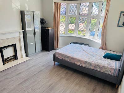Spacious Double Room with Private Bathroom Main Photo