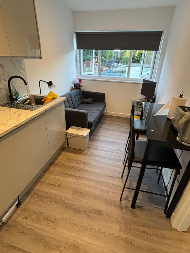 New Refurbish 1 Bed Ensuit Apartment Wapping Main Photo