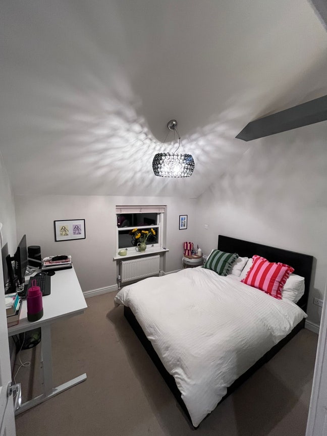 Spacious double bedroom with bathroom Main Photo