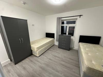 ✨🛏️ En-Suite Room to Let in – Neasden Main Photo