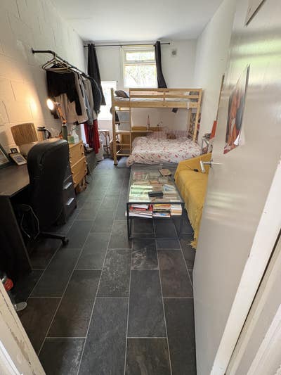 Huge room, windows, cozy home, all bills included  Main Photo