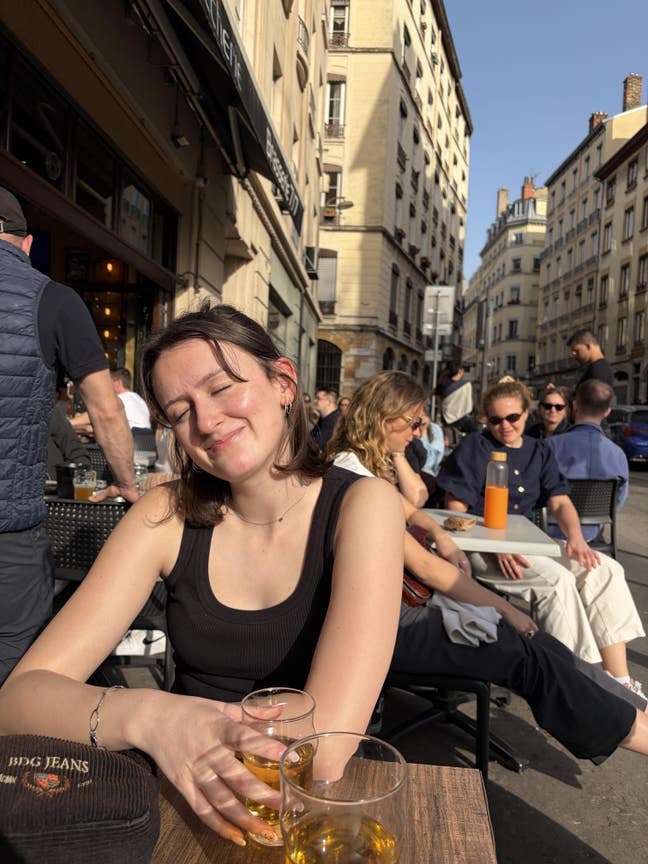 I am a professional female aged 24. I mostly ... Main Photo