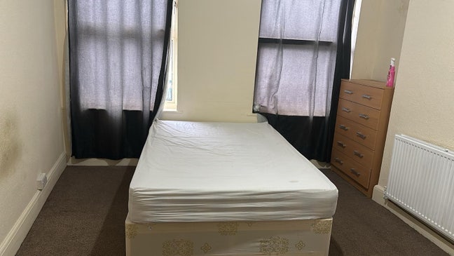 2 rooms@neasden shopping center Main Photo