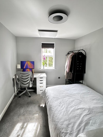 Modern Double Room with Desk in Lovely 2-Bed Flat Main Photo