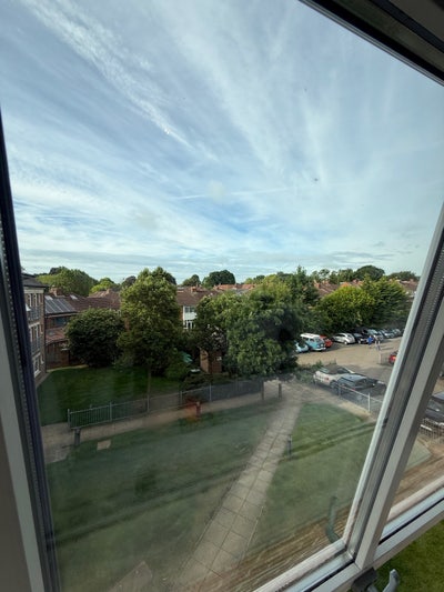 Spacious double room in a modern 2 - bed apartment Main Photo