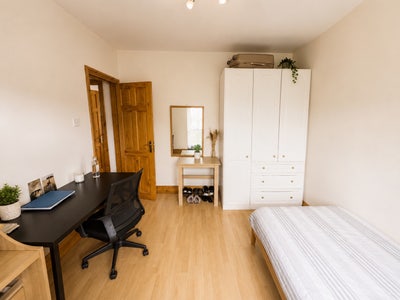 Spacious room in a clean house in Shepherd’s Bush Main Photo
