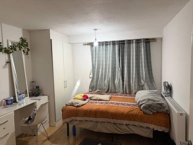Spacious Double bed room available  Main Photo